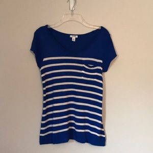 Blue and white striped t-shirt.